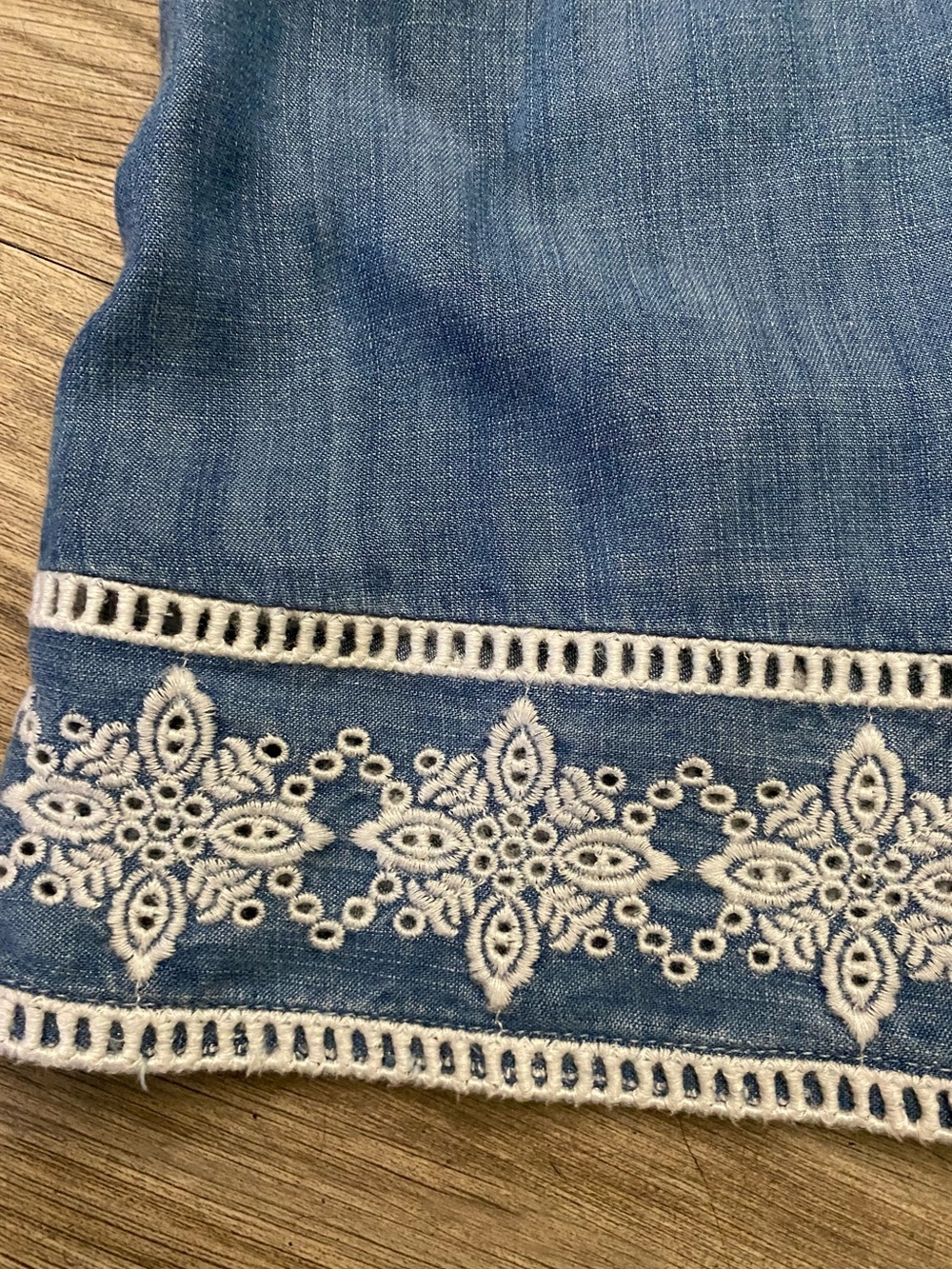 Vineyard Vines Chambray Blue Sleeveless Tank with White Embroidered Hem - Picture 3 of 10